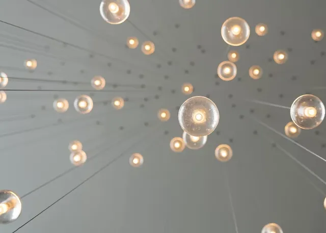 Lichtinstallation aus vielen Glühbirnen